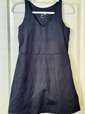 GapFit Women's Black Athletic V-Neck Dress w/ Attached Shorts w/ Pocket‎ Sz M